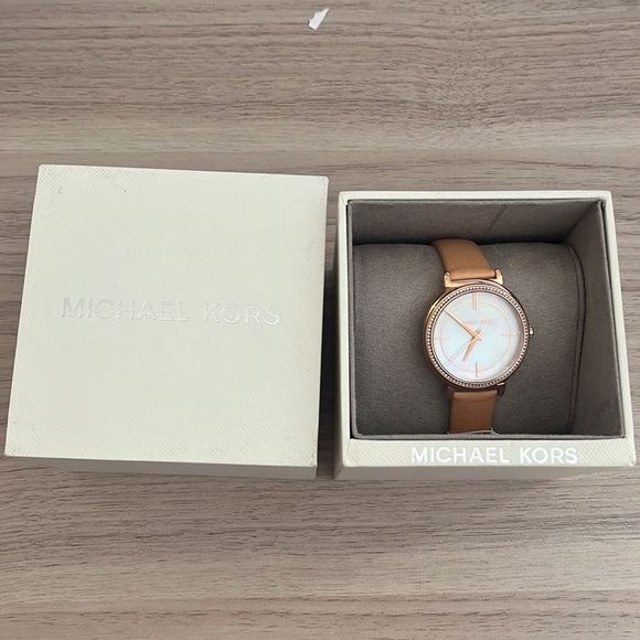 Michael Kors Watch - Picture 4 of 4